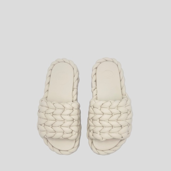 🆕 🩴 CHLOÉ wavy flat mule
Wavy flat mule in braided leather🔥🌟Color: Eggshell - Picture 5 of 5